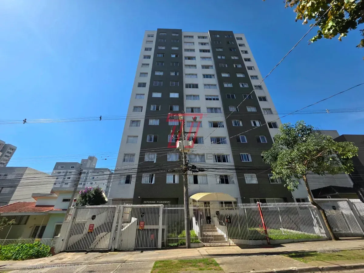 Apartamento de 3 quartos com piso de madeira na sala — photo 29