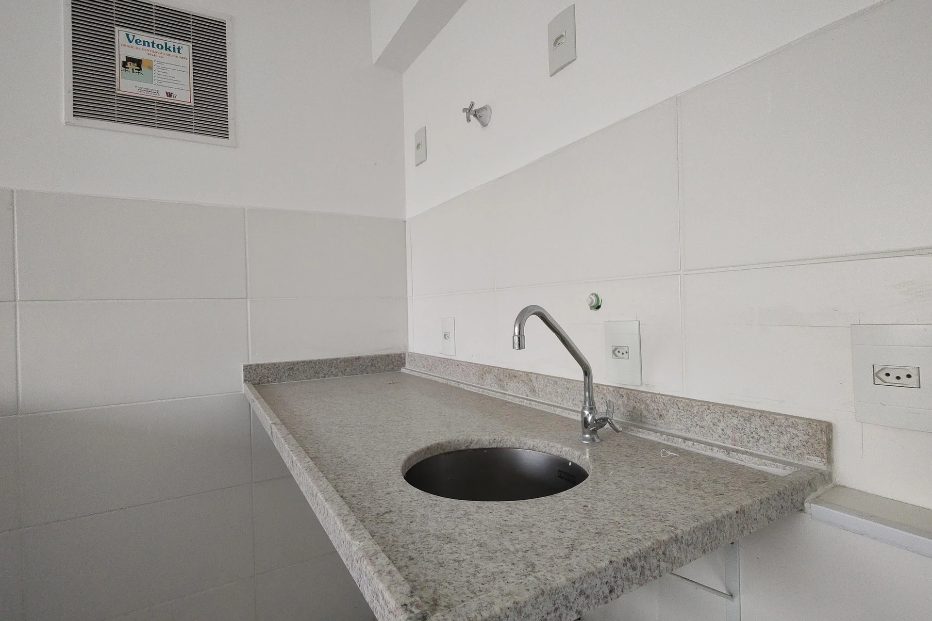 1-bedroom apartment with an open-plan kitchen and parking