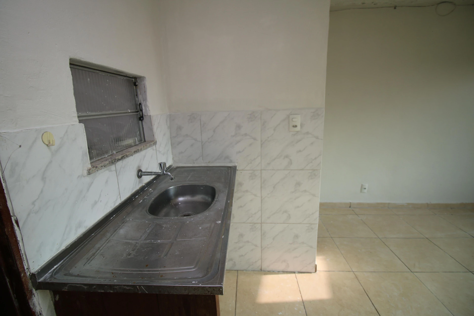 Unfurnished studio with 1 bedroom and a gas stove — photo 3