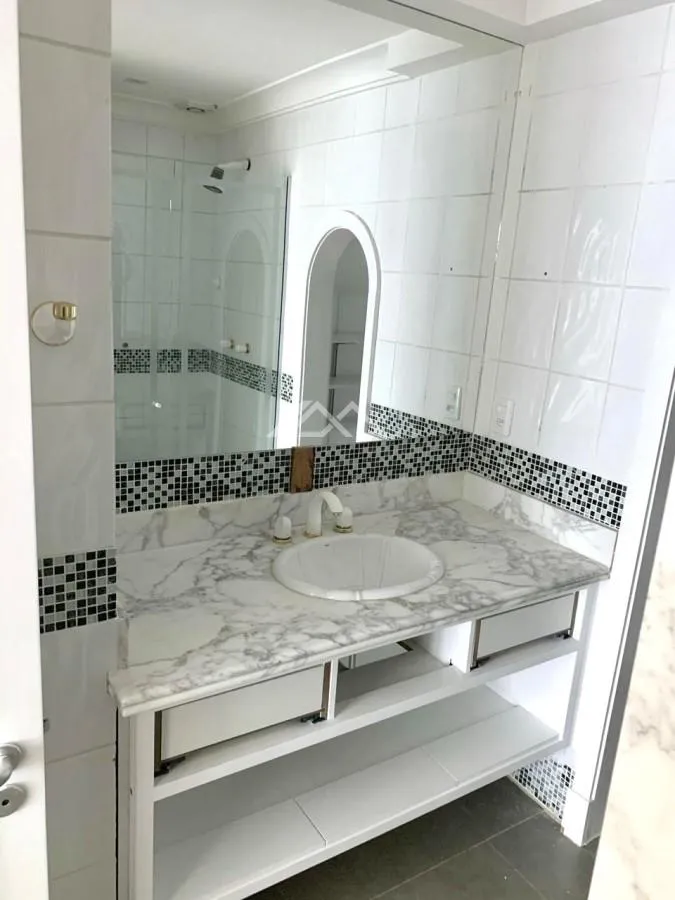 Apartment with 4 bedrooms and 5 bathrooms and enclosed balcony — photo 22