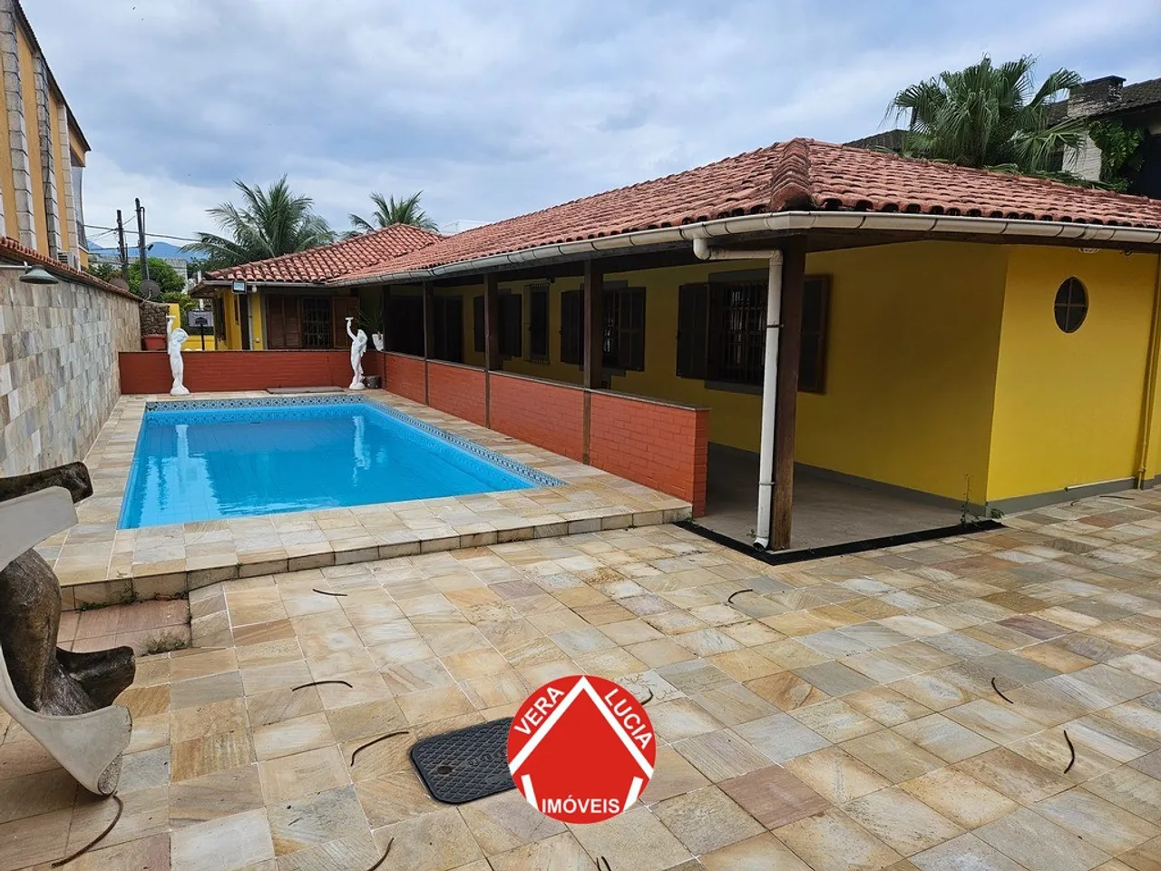 House with 4 bedrooms and 4 bathrooms plus 3 parking spots — photo 4