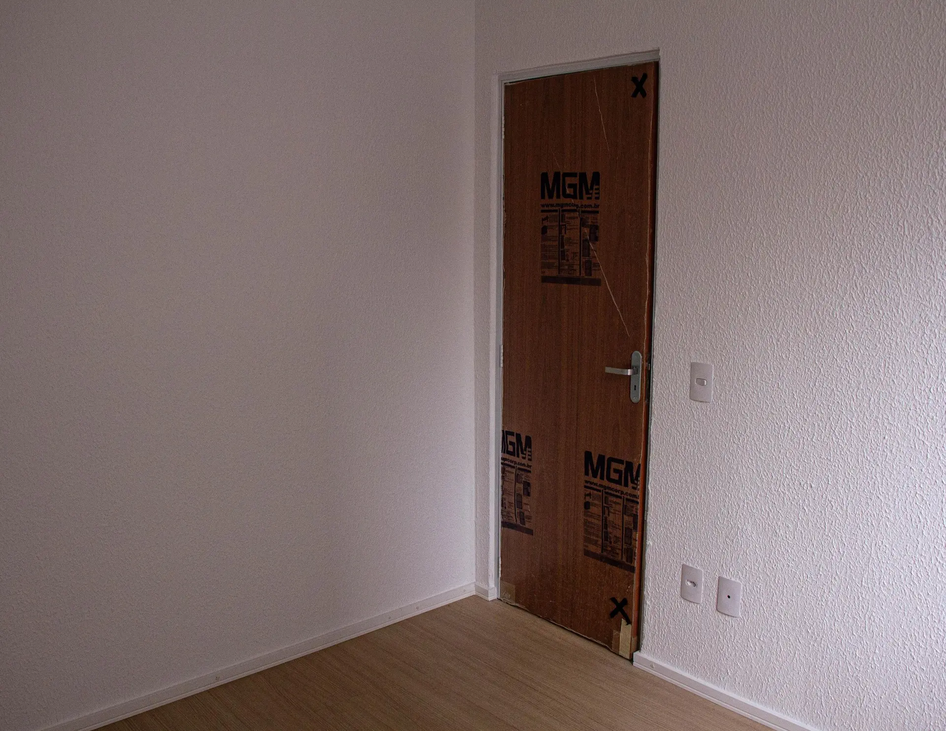 2-bedroom apartment with 1 bathroom and wood floors — photo 15