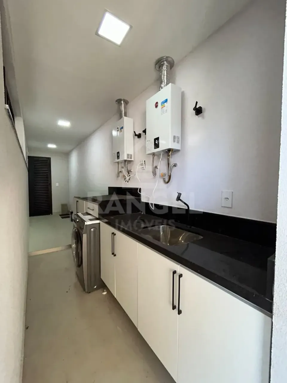 House with 3 bedrooms, 5 bathrooms, and 2 parking spaces — photo 9