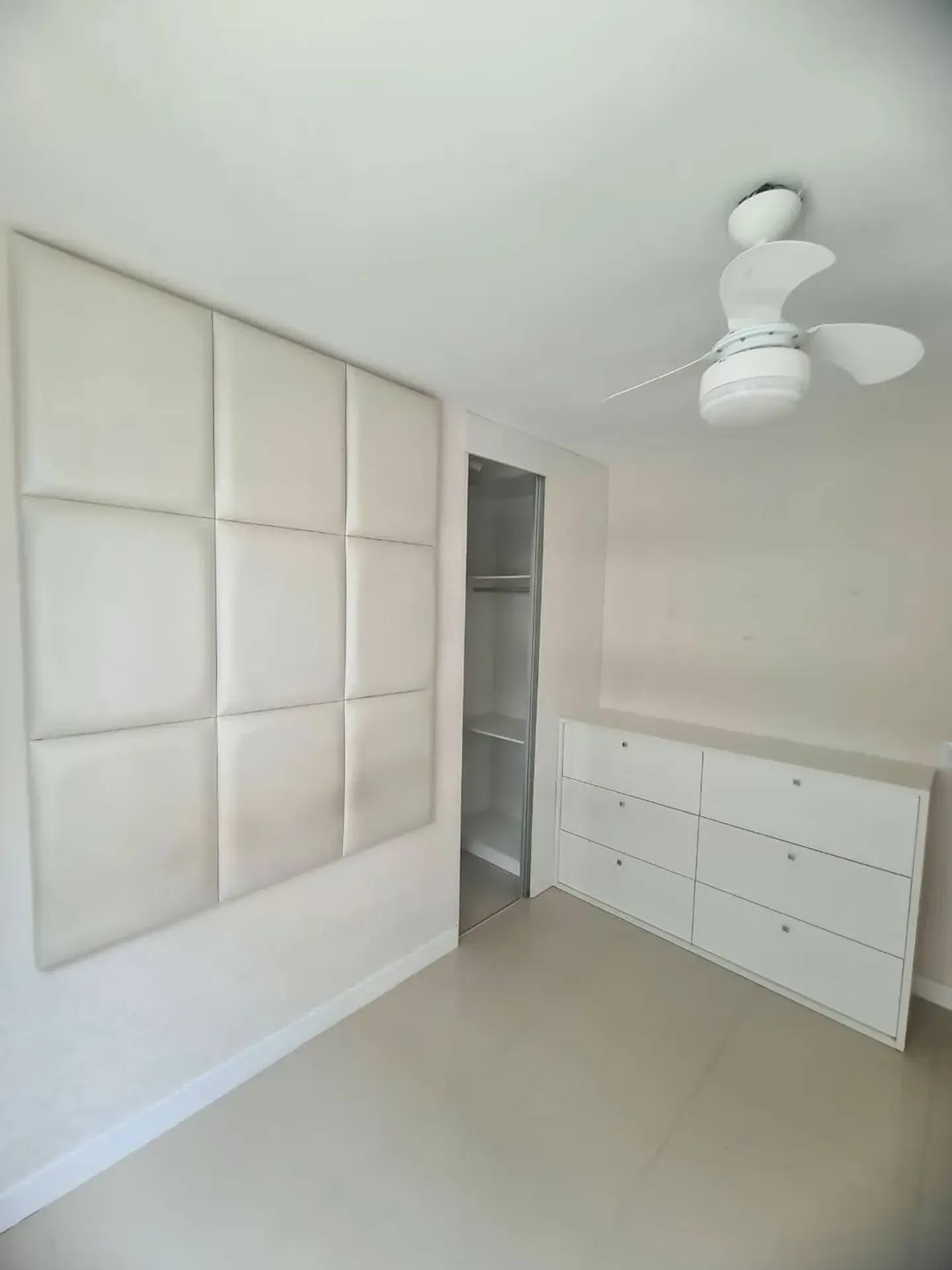 Walk-in closet in a 3-bedroom apartment, 81 m² — photo 4