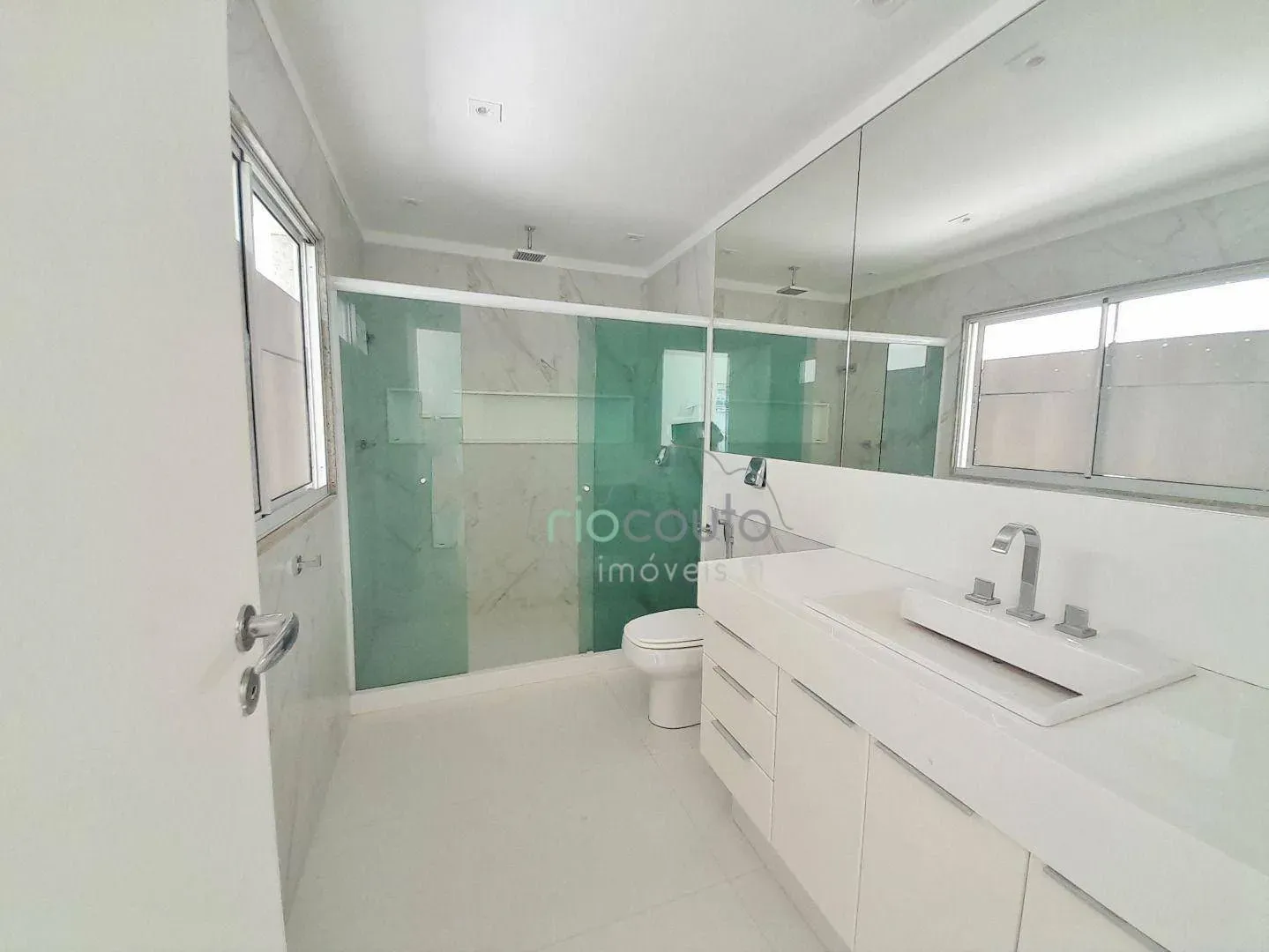 Apartment with 4 bedrooms and a balcony — photo 50