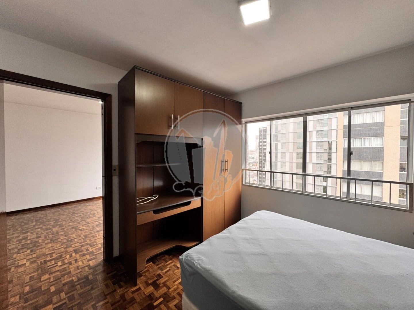 Деревянный пол или ламинат и 1 спальня: квартира 38 м² — photo 11