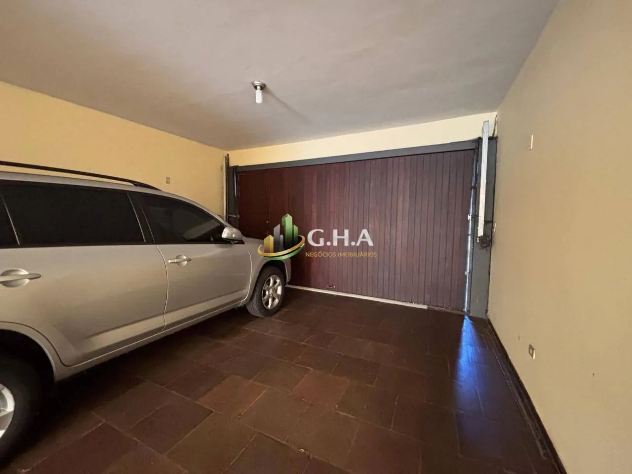 House, 368 m², with wood or laminate floors — photo 11
