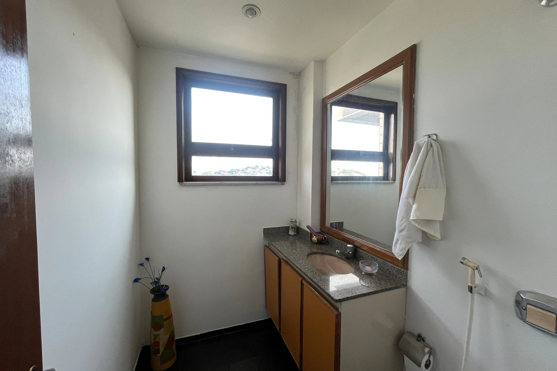 Furnished 3-bedroom apartment with laundry area — photo 58