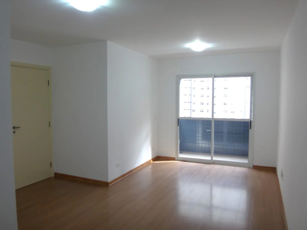 3-bedroom apartment with wood or laminate floors