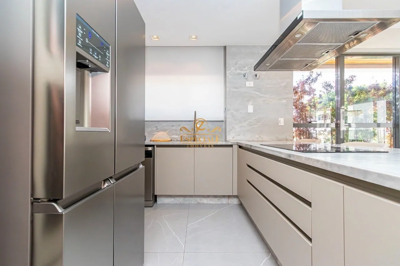 Furnished 186 m² apartment with 3 en-suite bedrooms — photo 10