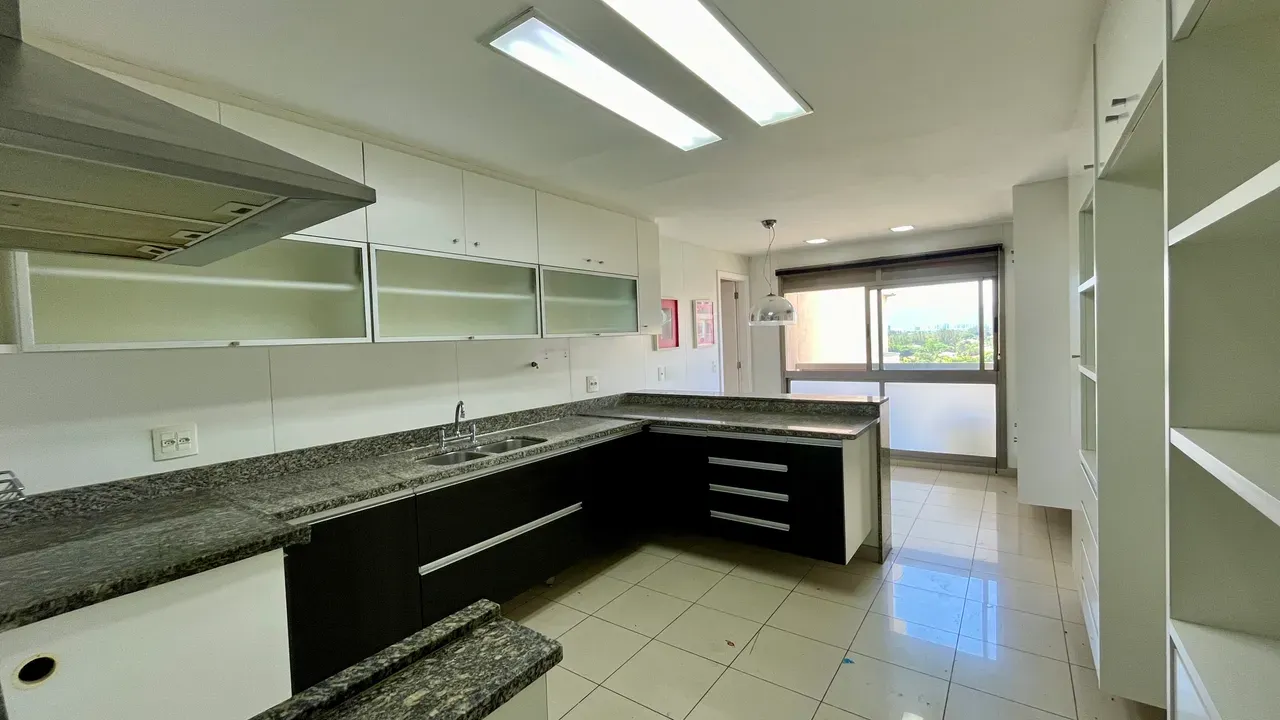 Rental apartment with 4 bedrooms and enclosed balcony — photo 23