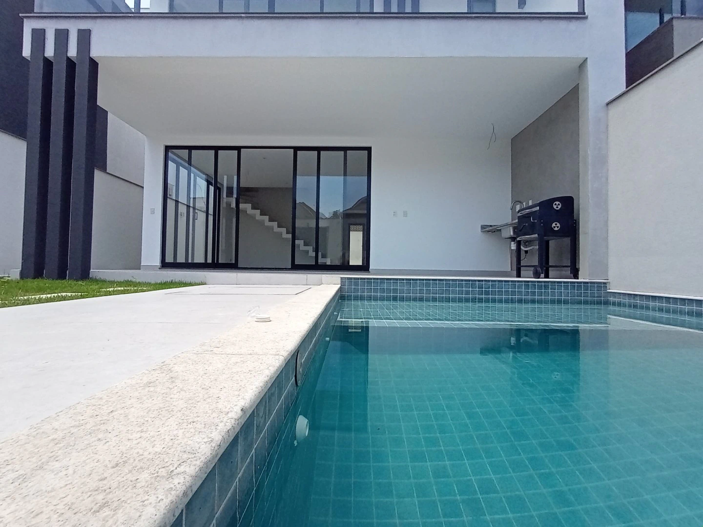 Condo house with open-plan kitchen and 3 en-suites — photo 4
