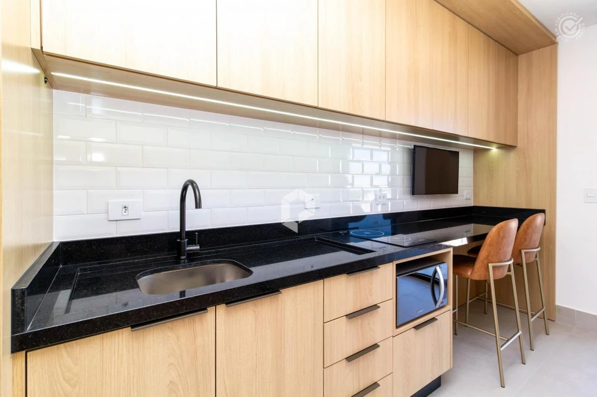 One-bedroom apartment in a building with a gym — photo 11