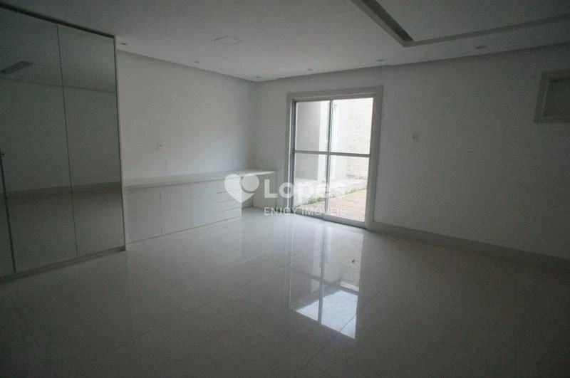 Furnished house, 330 m², with a glass-enclosed balcony