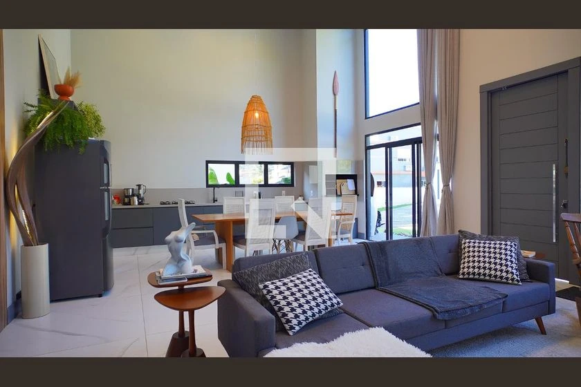 House with 5 bedrooms and 3 en-suites with a balcony — photo 2