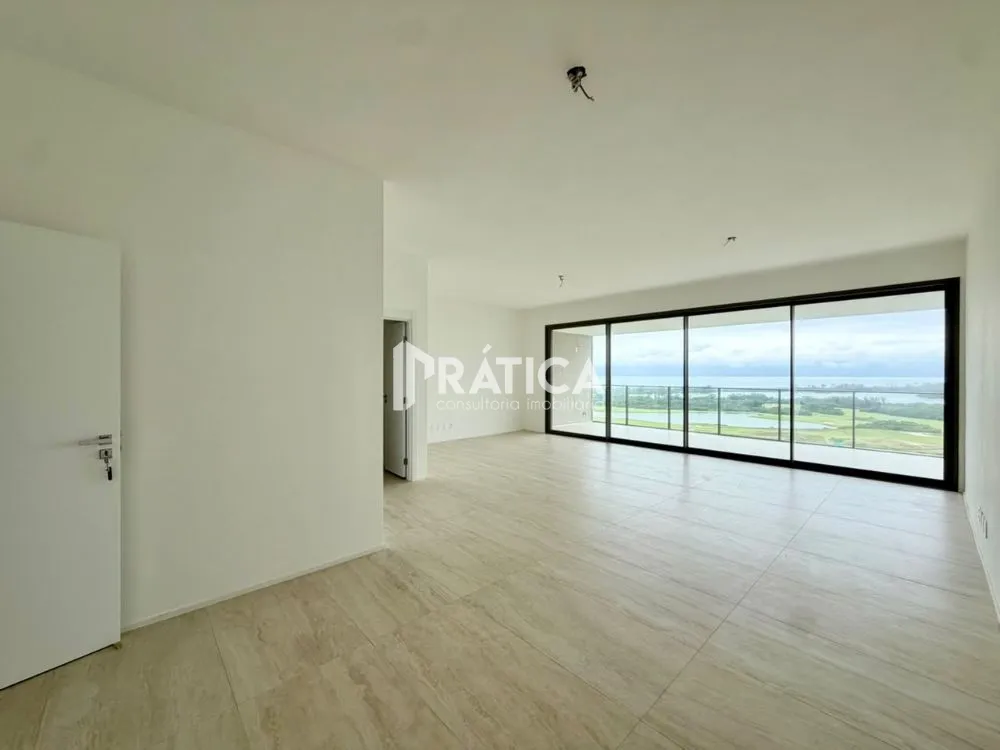 4-bedroom apartment in a building with an indoor pool — photo 6