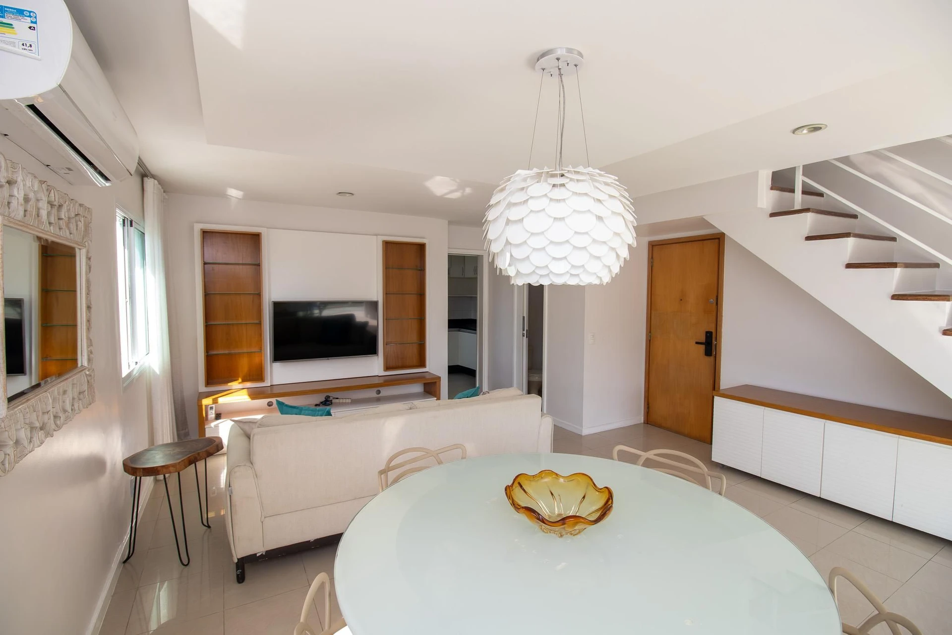 3-bedroom apartment with a glass-enclosed balcony — photo 11