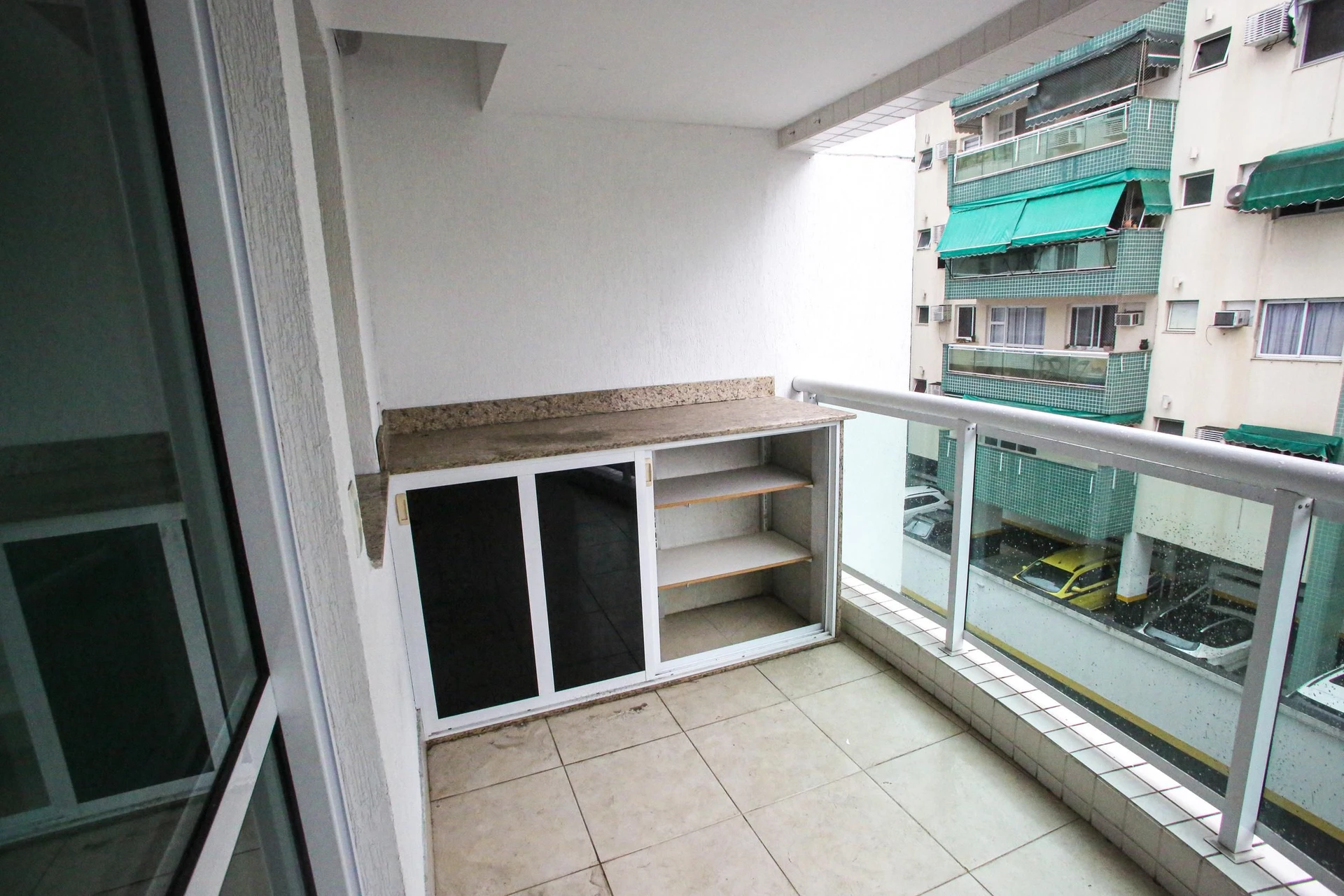 Balcony with a grill in a 2-bedroom apartment, 60 m² — photo 22