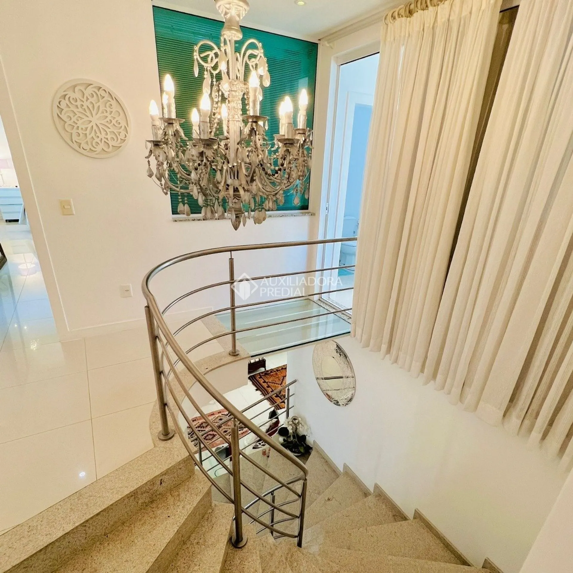 House with 6 bedrooms and an open kitchen with gas stove — photo 55