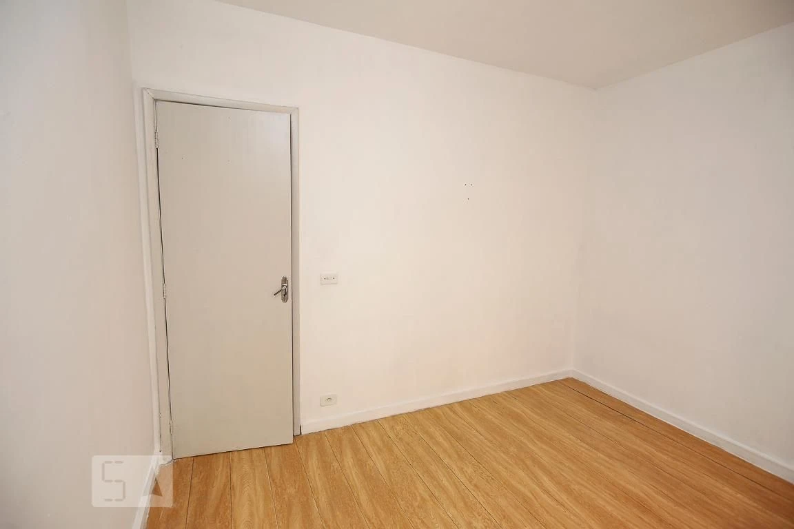 Wood or laminate floors in a 3-bedroom apartment, 88 m² — photo 13