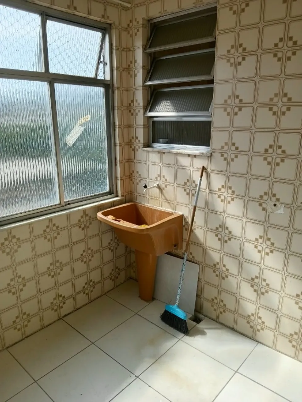 2-bedroom apartment in a building with a gym — photo 5