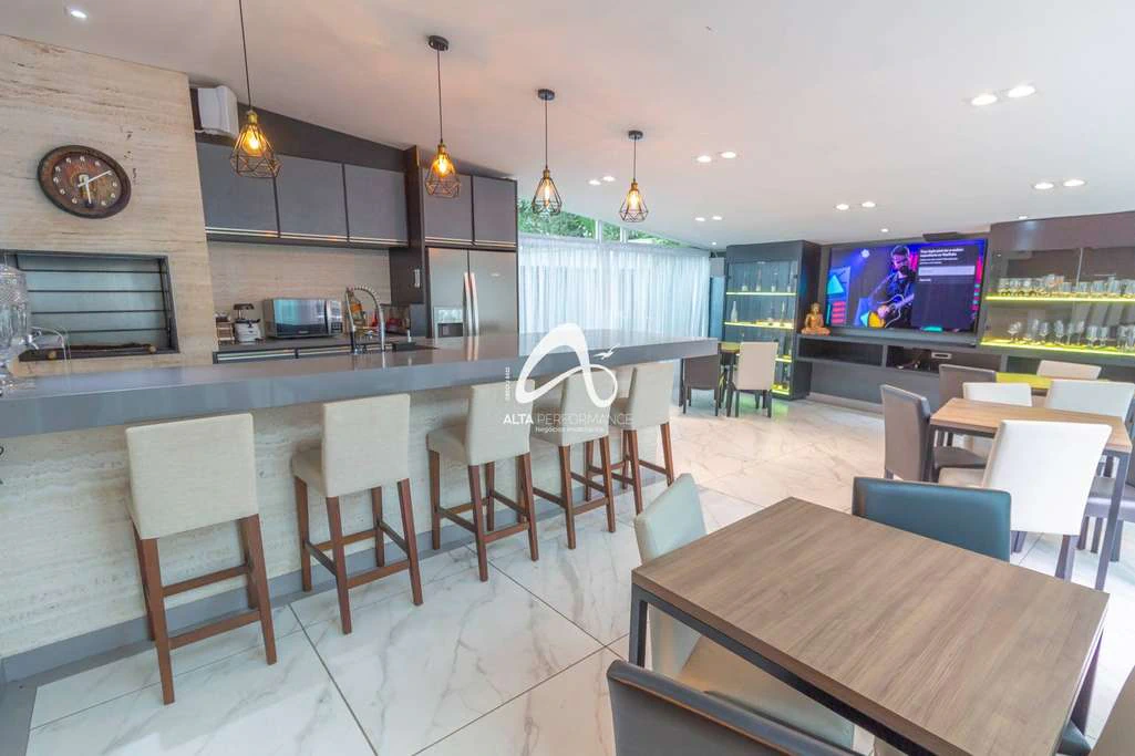 Two-story house with 4 bedrooms and private BBQ