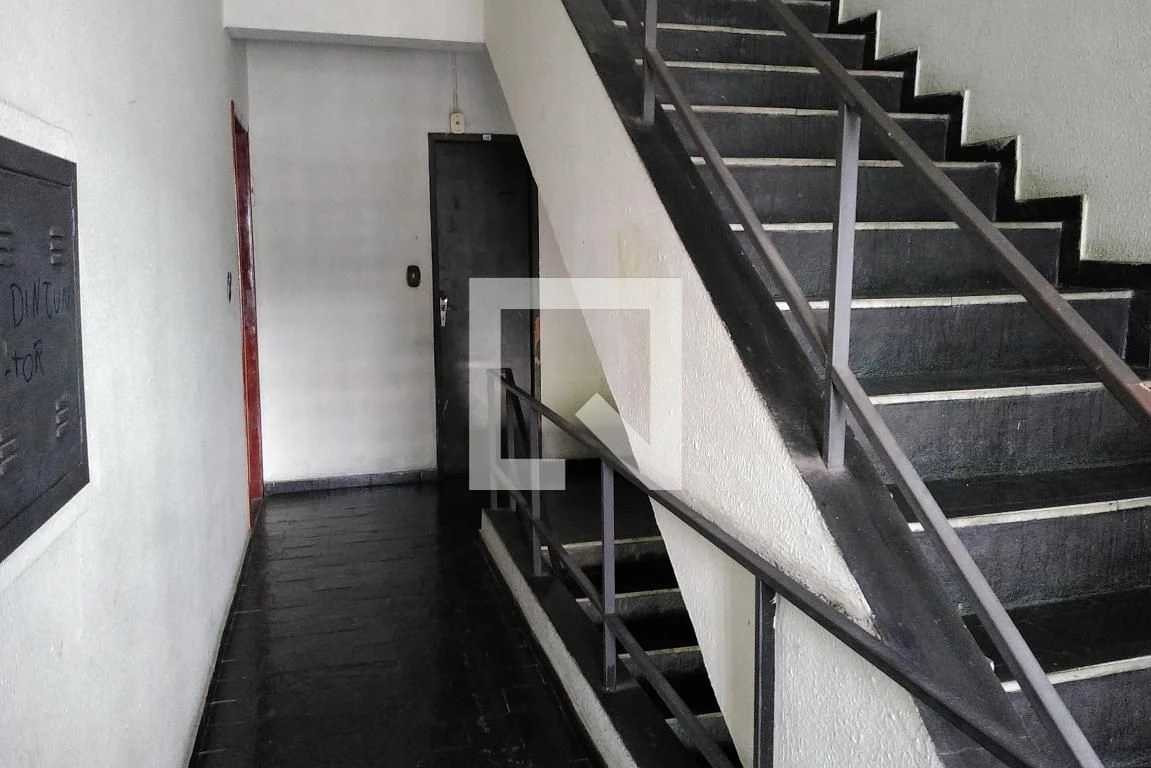 2-bedroom apartment in a building with a pool — photo 31
