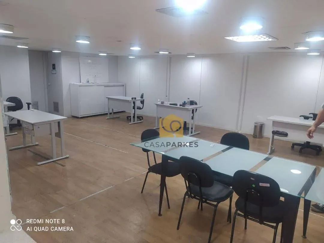 Casa com 2 dormitórios e piso de madeira na sala — photo 4