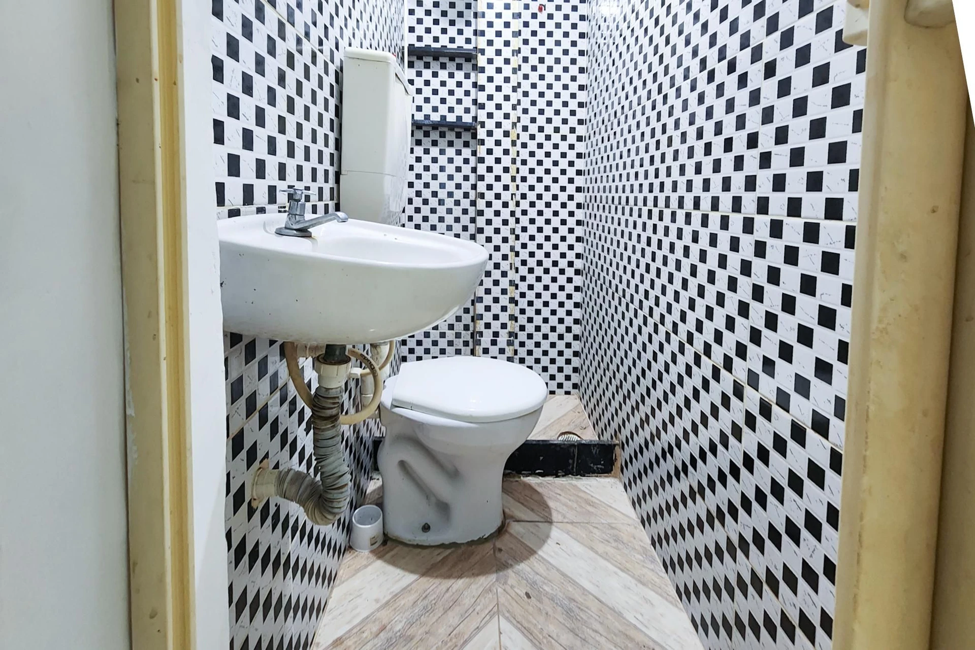 Unfurnished studio with 1 bedroom and 1 bathroom — photo 10