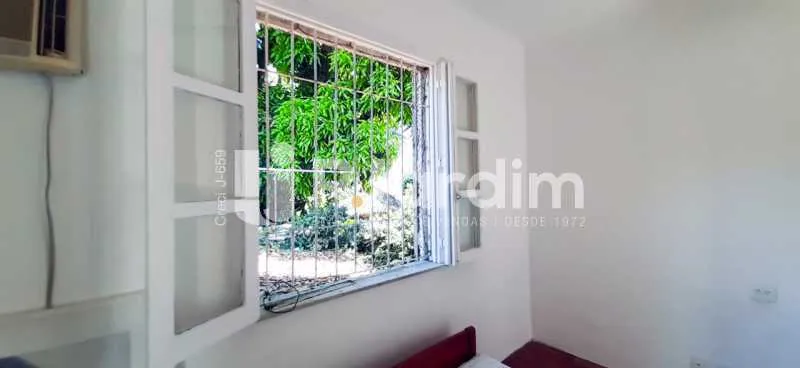 Residential house with a closed kitchen and gas stove — photo 6