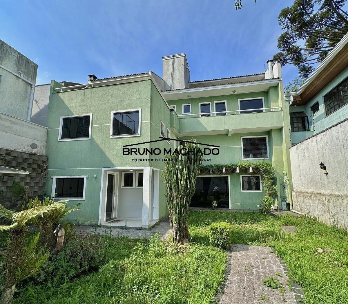 3-bedroom house with a walk-in closet in Curitiba — photo 27