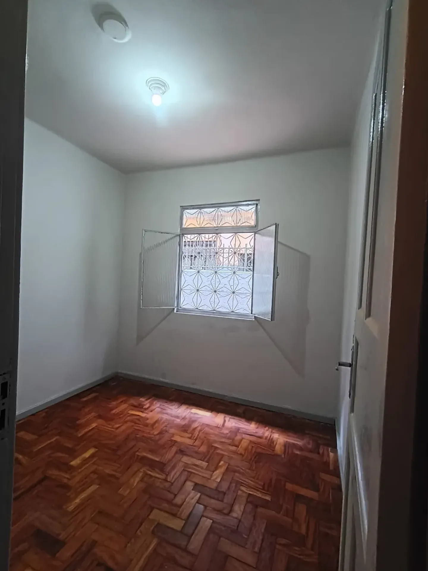 2-bedroom house with wood or laminate floors — photo 4