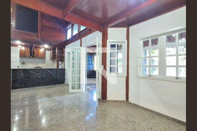 Casa sem mobília com 4 quartos e 940 m²