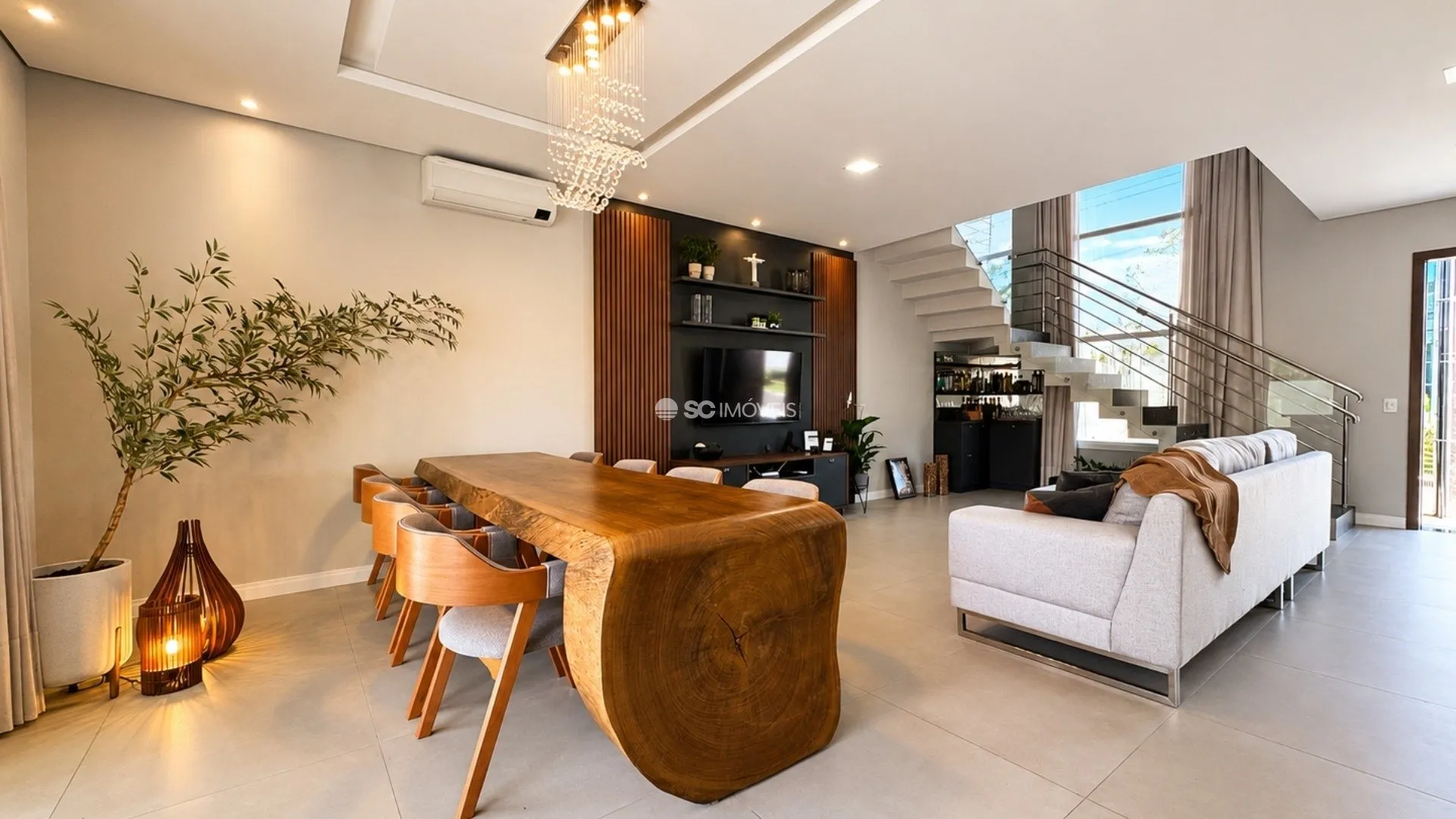Furnished house with 4 en-suite bedrooms and pool area