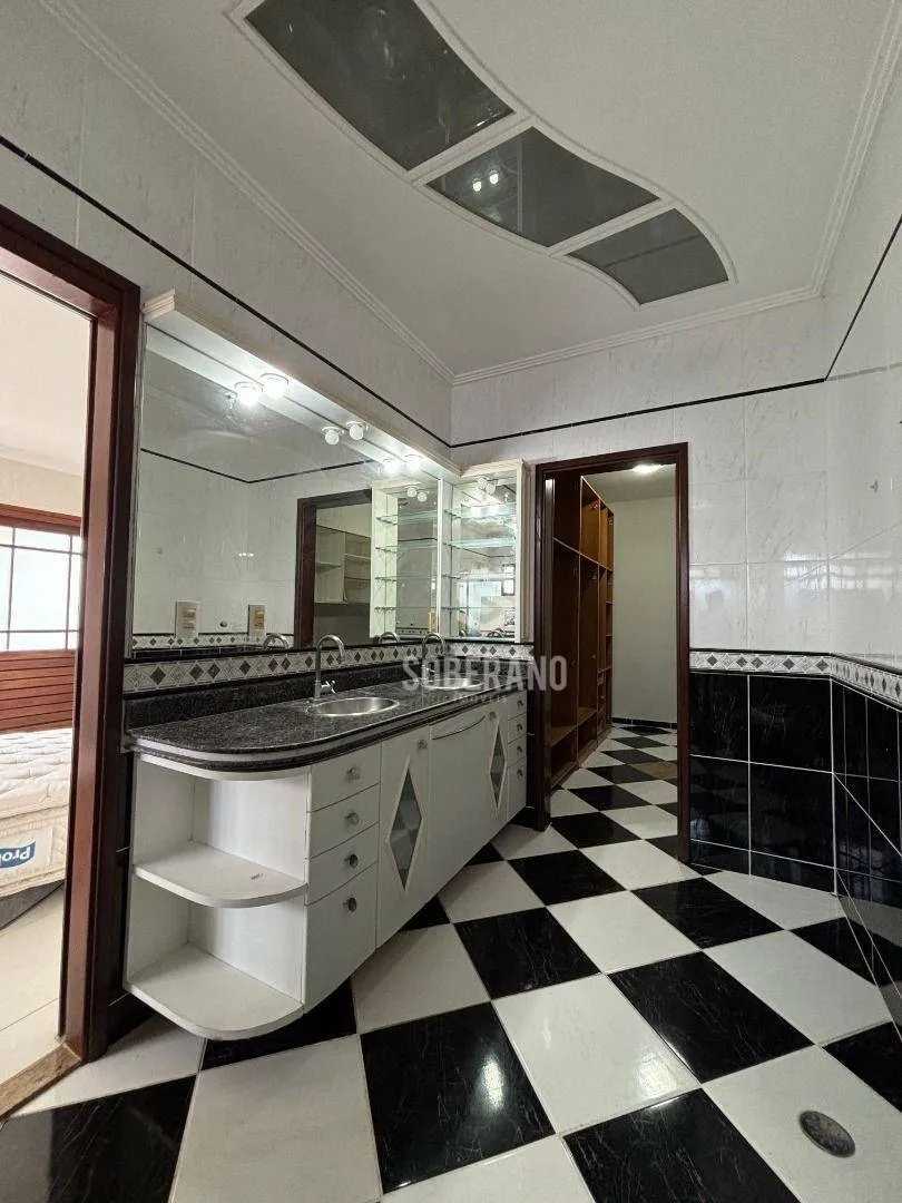 House with 6 bedrooms and 720 m² plus 4 parking — photo 40