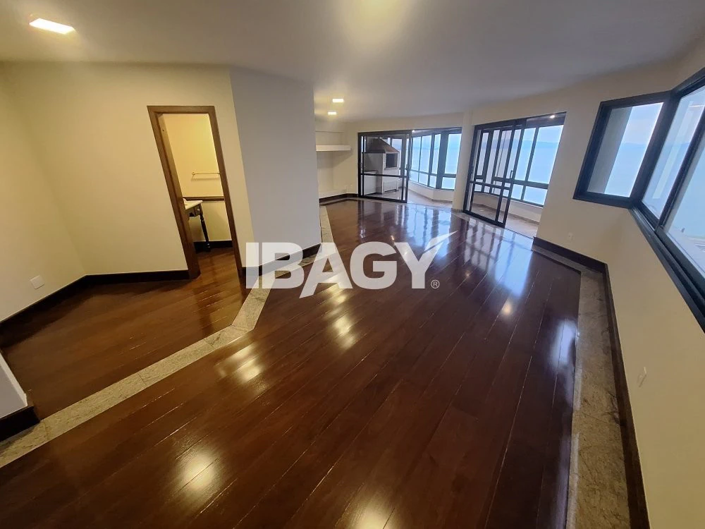 4-bedroom apartment with private BBQ and wood floors — photo 4
