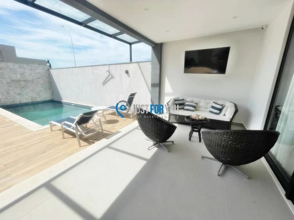 Furnished house with 4 en-suites and 330 m² plus 2 parking — photo 12