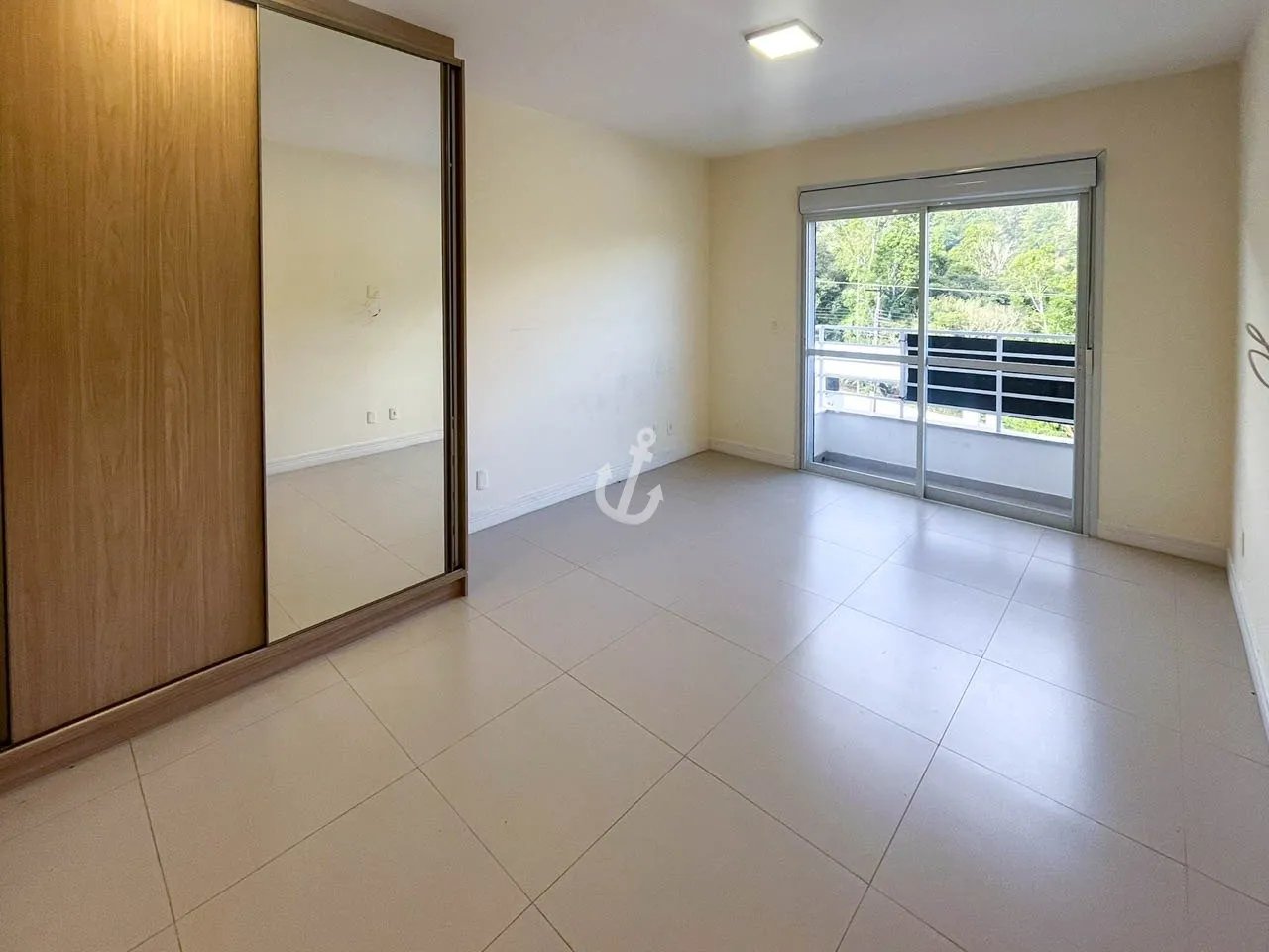 278 m² house with open kitchen and 3 en-suite bedrooms — photo 16