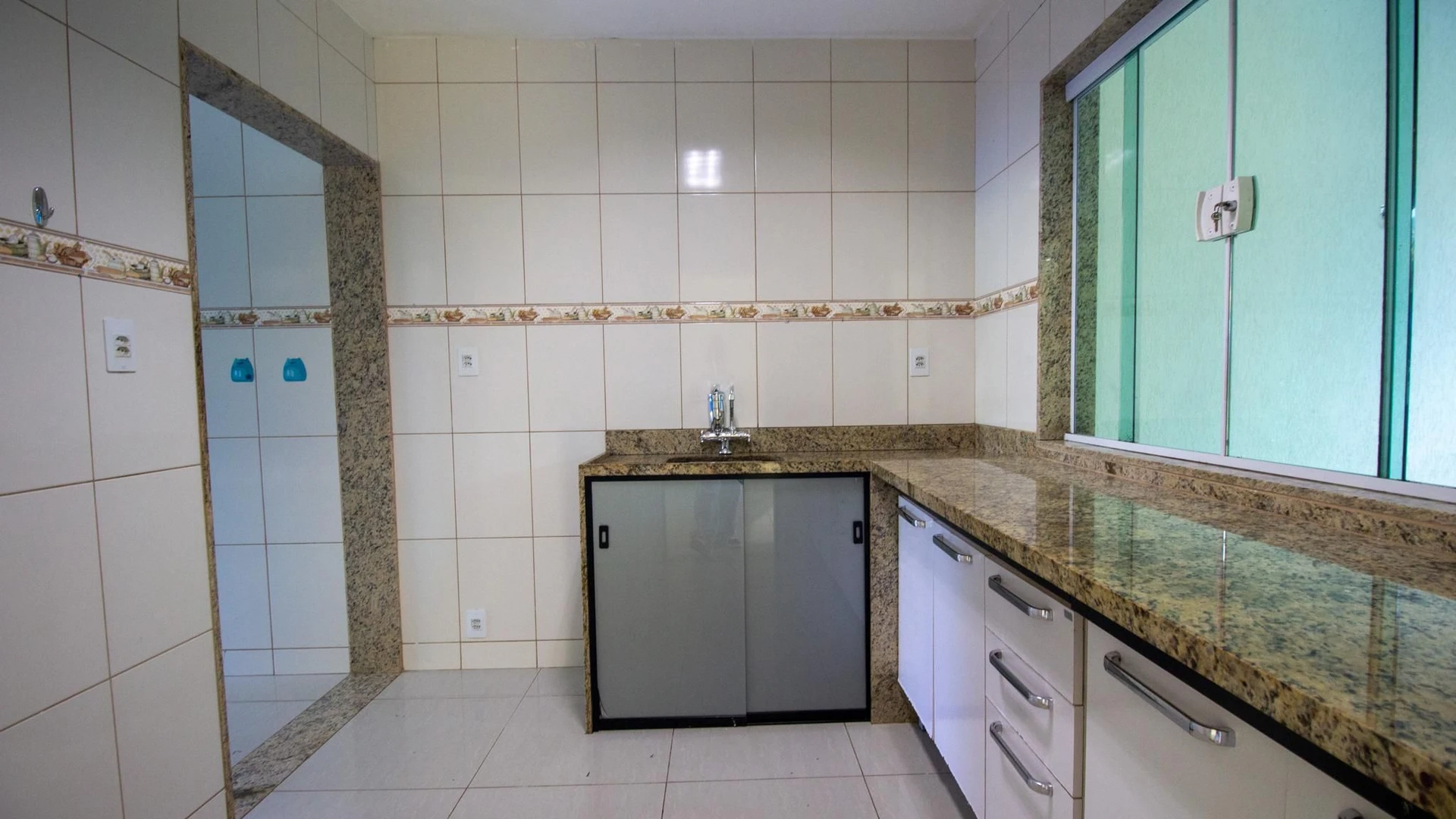 Будинок з 2 спальнями, окрема кухня та 2 паркомісця — photo 2
