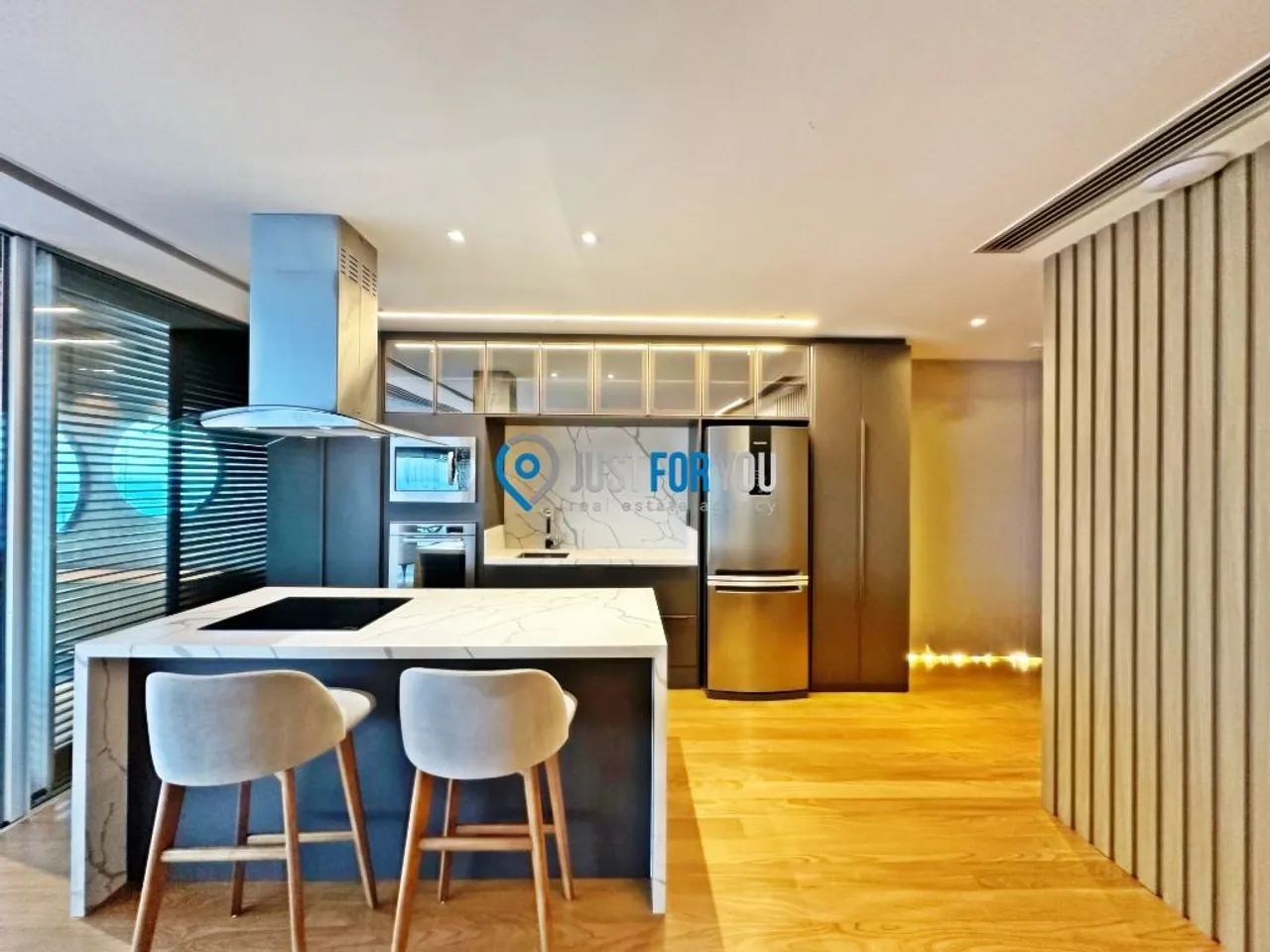 Furnished 1-bedroom apartment with an open-plan kitchen — photo 3