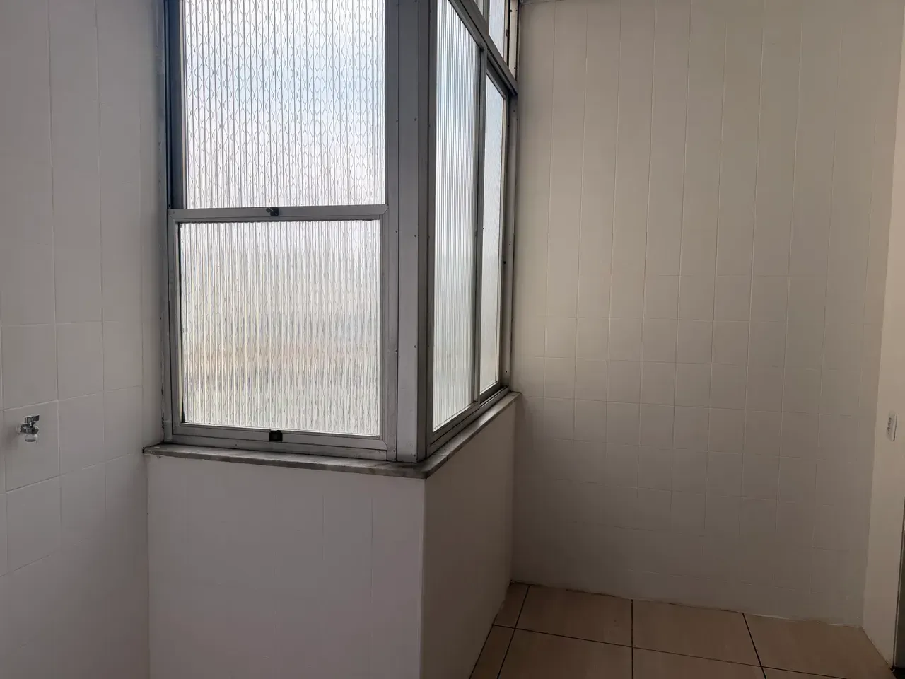 2-bedroom apartment with 1 bathroom and glass shower — photo 5