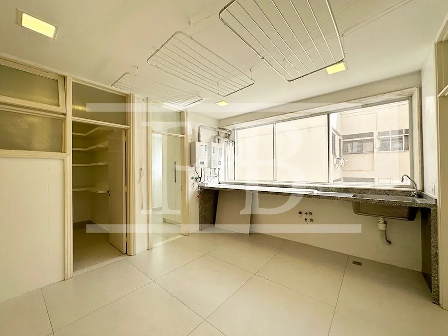 250 m² apartment with 4 bedrooms and a glassed-in balcony — photo 33