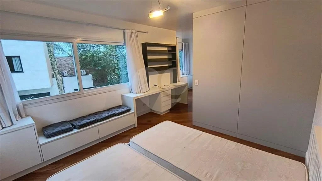 5-bedroom house with floor-to-ceiling windows — photo 17