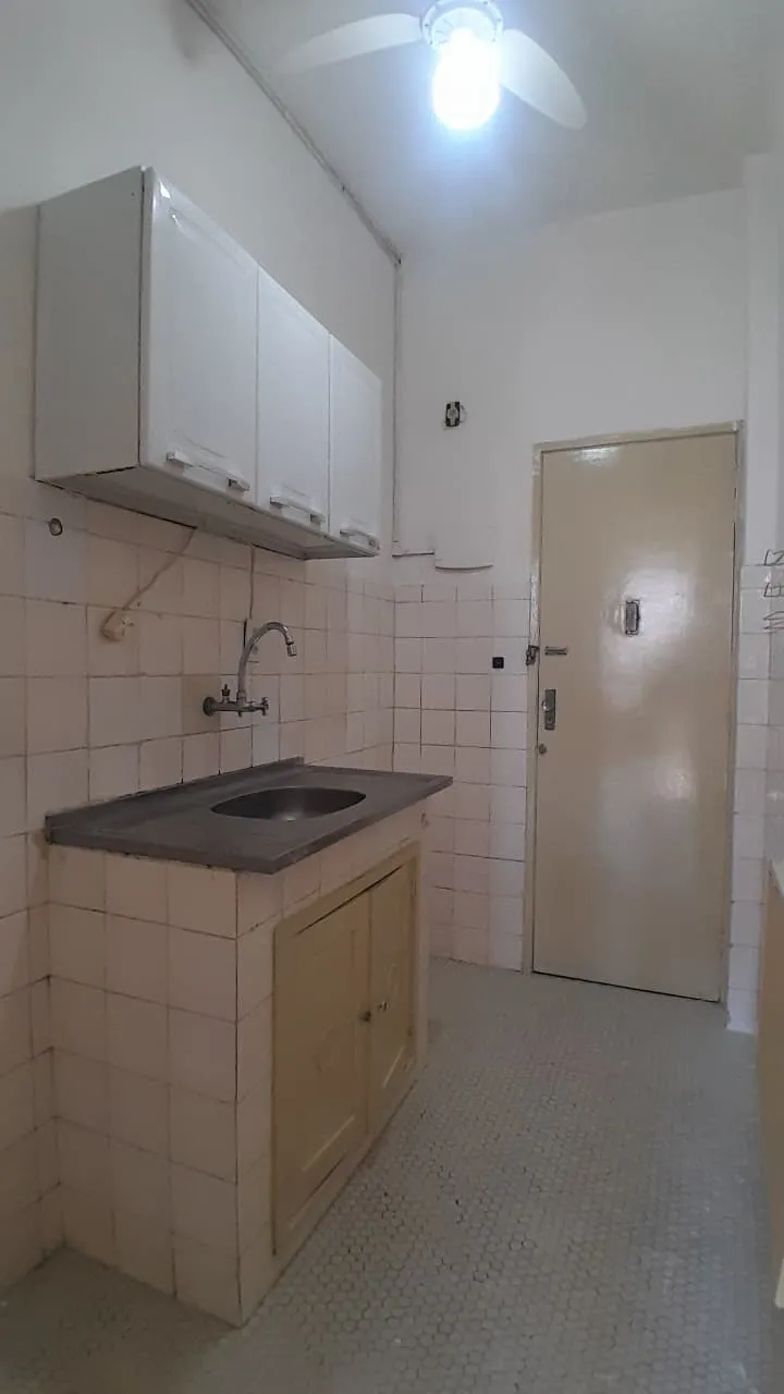 Unfurnished 1-bedroom apartment with glass shower and electric showerheads — photo 5