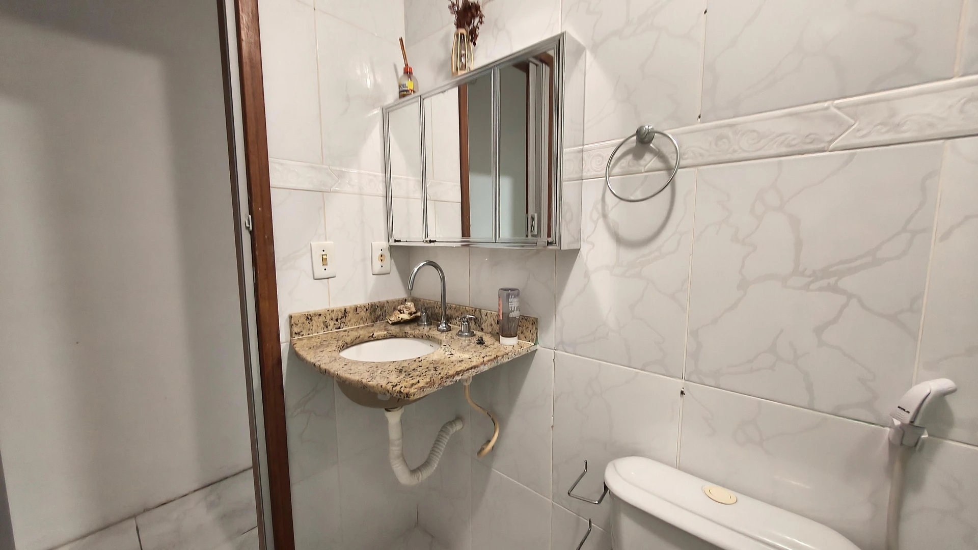 Casa con 4 dormitorios, 3 baños y jardín privado — photo 2