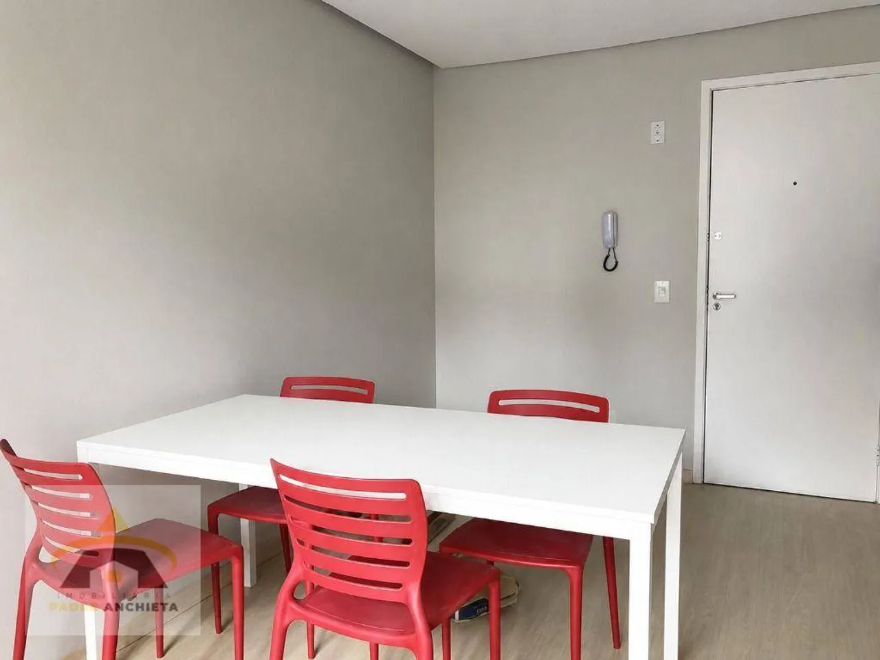 1-bedroom apartment with a gas open-plan kitchen — photo 5