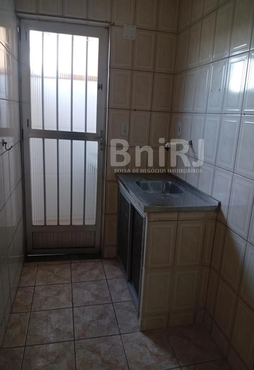 Unfurnished 1-bedroom apartment with glass shower enclosure — photo 2