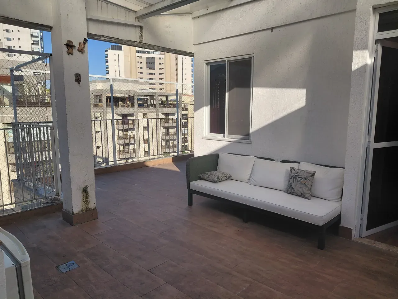 Furnished 3-bedroom apartment with glass balcony — photo 32