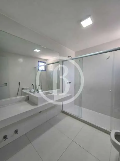 House with 4 bedrooms, 5 bathrooms and open-plan kitchen — photo 17