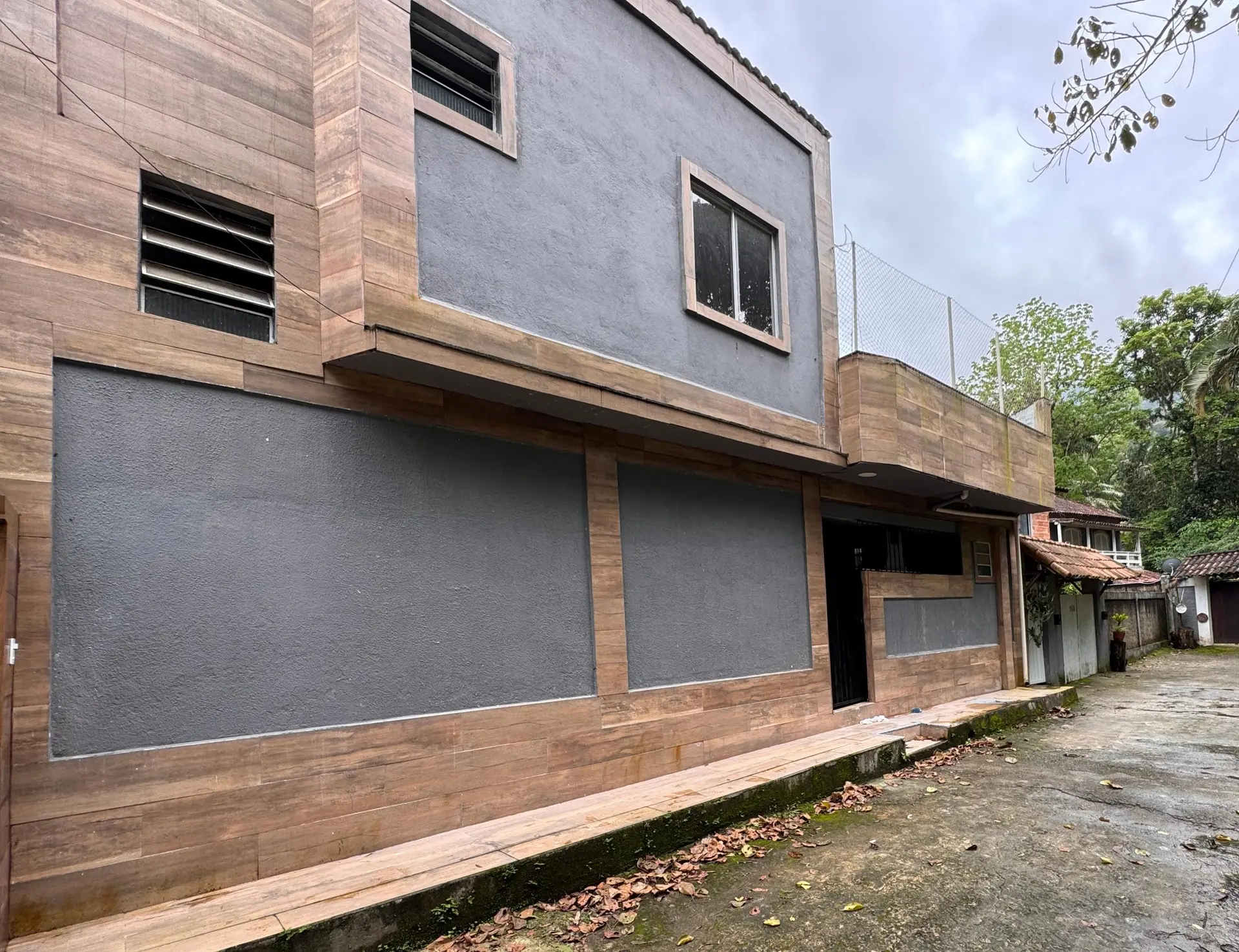 Balcony with a grill in a 2-bedroom house, 165 m² — photo 10